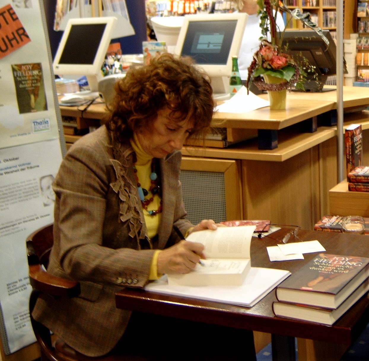 Joy Fielding photo